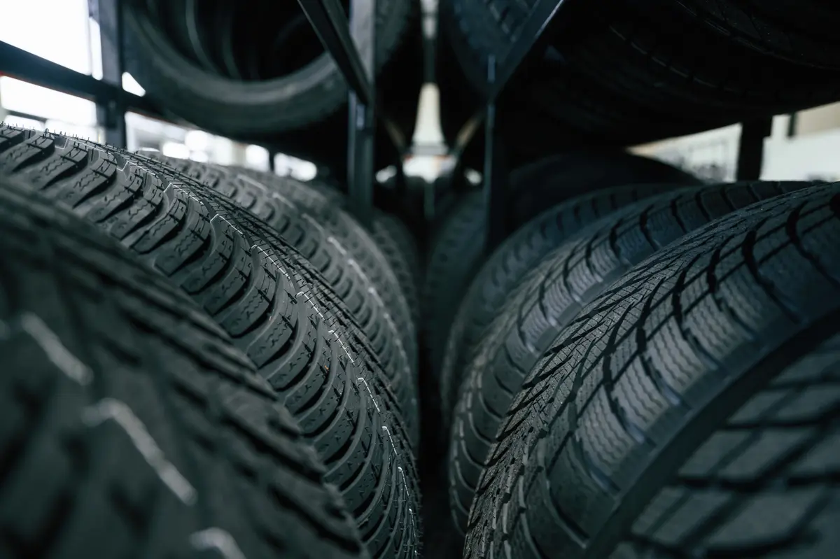 Reifenlager mit professionell gelagerten Reifen